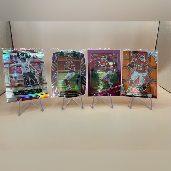 Lot of (32) Assorted Patrick Mahomes II Football Cards, Includes #'d/parallels - Picture 2 of 2